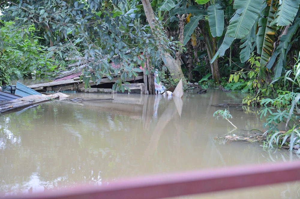 Nhiều căn nhà tạm của người dân bị ảnh hưởng bởi nước lũ.