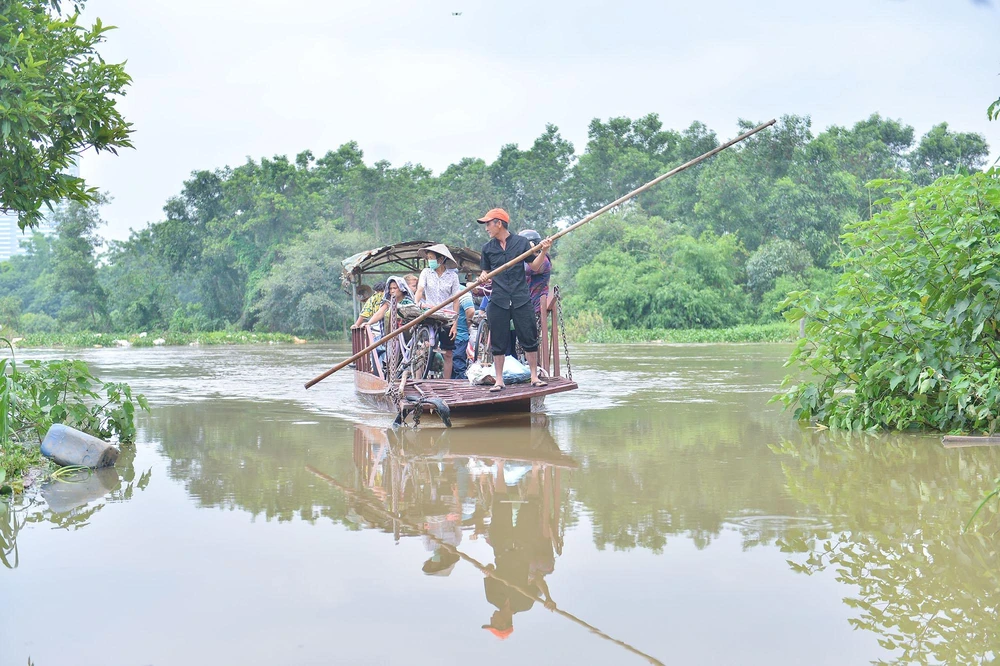 Ông Lương Văn Sơn (trú tại quận Tây Hồ, Hà Nội) cho biết, con đường dẫn từ An Dương ra bãi giữa sông Hồng từng nhiều lần bị ngập nhưng mực nước chỉ cao từ 1 - 2 m. Tuy nhiên, lần ngập này nước dâng cao 4 - 5 m nên buộc phải đi đò.