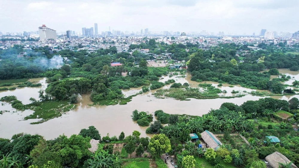 Những ngày gần đây, mưa lớn liên tục và thủy điện xả lũ khiến khu vực bãi giữa sông Hồng (Hà Nội) trở thành "ốc đảo".