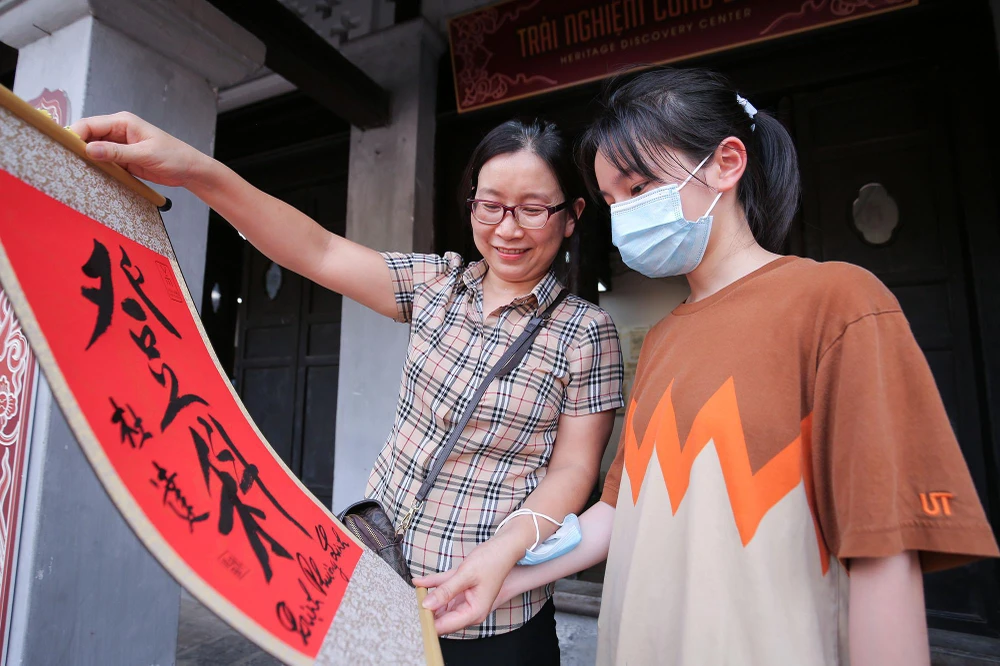 Sau khi cùng con hoàn thành việc thắp hương và xin chữ của ông thầy đồ, chị Huyền vui mừng vì giảm đi được phần nào lo lắng. Sau khi cùng con hoàn thành việc thắp hương và xin chữ của ông thầy đồ, chị Huyền vui mừng vì giảm đi được phần nào lo lắng.