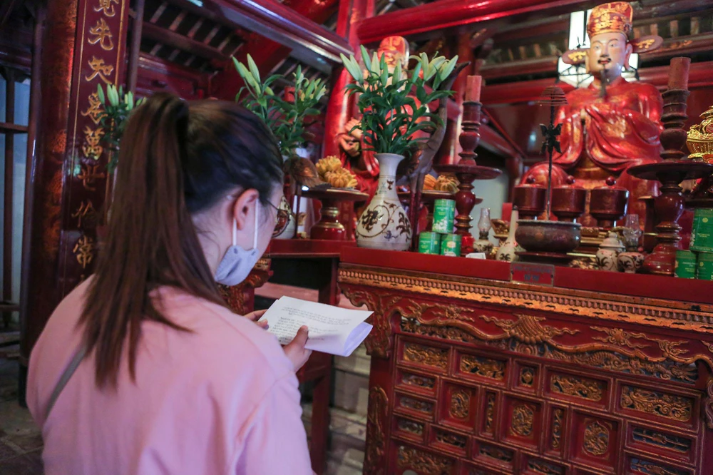 Em Bùi Chung cho biết: "Đến thời điểm này em ôn tập các kiến thức khá kỹ càng, nhưng thi cử khó nói trước được điều gì. Do vậy em tới Văn Miếu Quốc Tử Giám để xin chữ và cầu thuận lợi trong kỳ thi". Em Bùi Chung cho biết: "Đến thời điểm này em ôn tập các kiến thức khá kỹ càng, nhưng thi cử khó nói trước được điều gì. Do vậy em tới Văn Miếu Quốc Tử Giám để xin chữ và cầu thuận lợi trong kỳ thi".