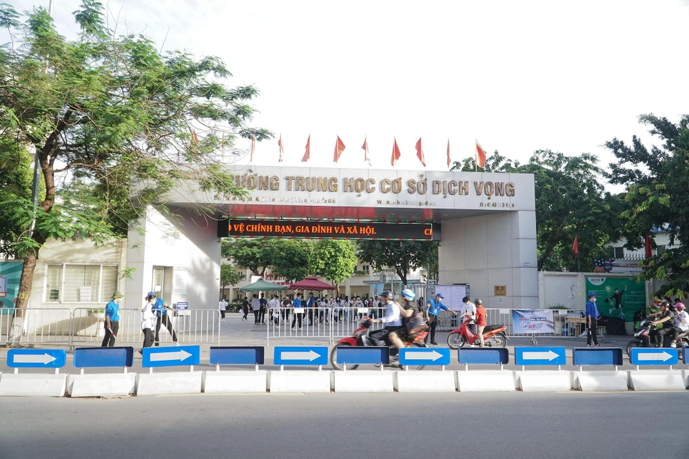 Ghi nhận tại điểm thi trường Trung học cơ sở Dịch Vọng, quận Cầu Giấy, TP Hà Nội ngay từ sáng sớm nhiều bậc phụ huynh đã đưa con em mình tới để dự Kỳ thi tuyển sinh vào lớp 10.