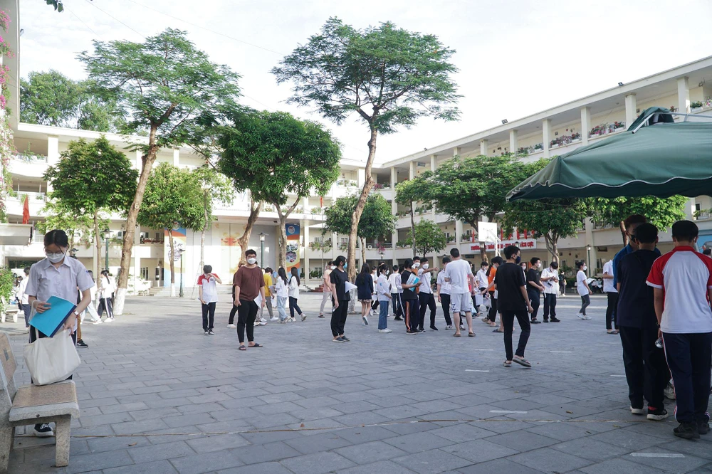 Bên trong sân trường trước giờ 'G'.