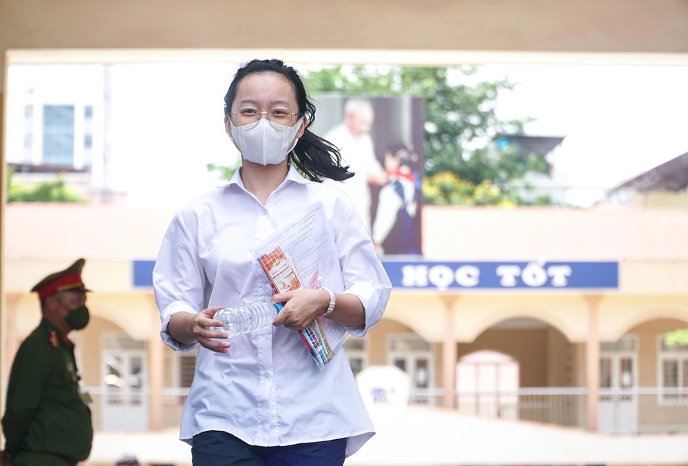 Khuôn mặt rạng ngời của một thí sinh khi nhìn thấy phụ huynh. Khuôn mặt rạng ngời của một thí sinh khi nhìn thấy phụ huynh.