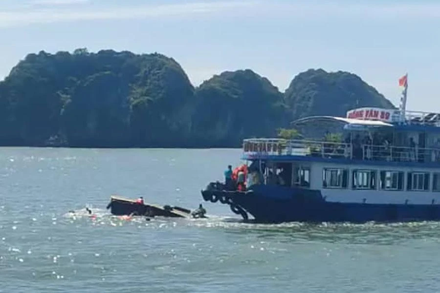 Khoảnh khắc va chạm giữa tàu du lịch và tàu chuyển tải nhỏ trên vùng biển Cát Bà. Ảnh: CTV