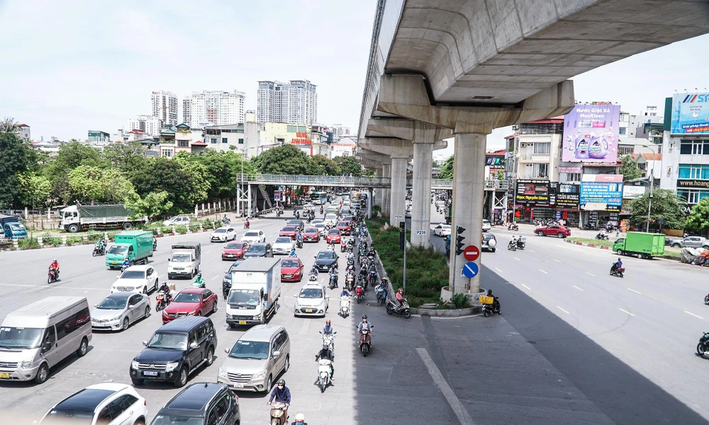 Nhiều ngày nay, Hà Nội bước vào thời kỳ nắng nóng kỷ lục, nhiệt độ cao nhất phổ biến 36 - 38 độ C, có nơi trên 38 độ C.