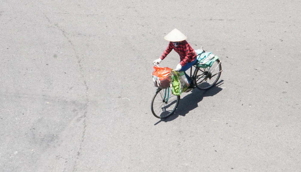 Giữa trưa nắng, nhiều người lao động vẫn phải vất cả mưu sinh.