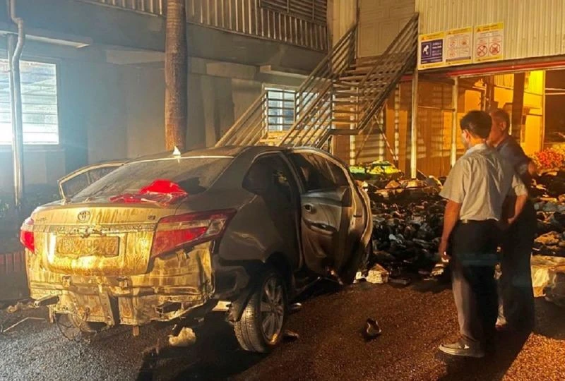 Chiếc xe ô tô do Thanh điều khiển bị cháy rụi cùng với hàng hóa của Công ty Giày da. Ảnh CTV Chiếc xe ô tô do Thanh điều khiển bị cháy rụi cùng với hàng hóa của Công ty Giày da. Ảnh CTV