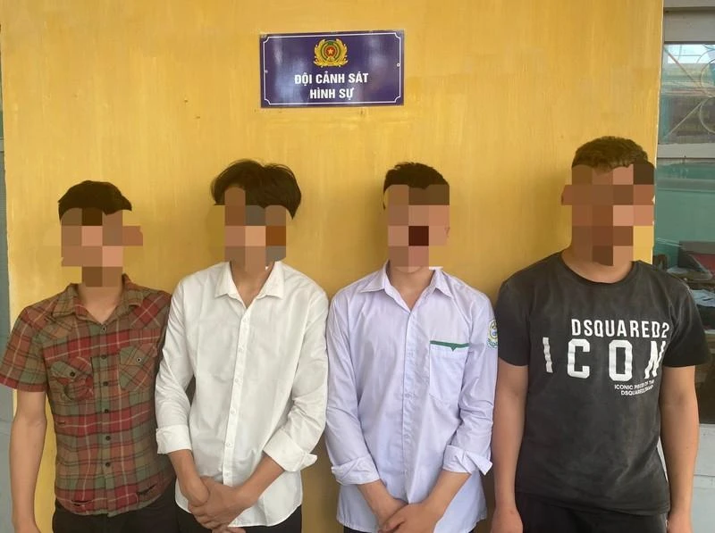 Bốn nam sinh hiếp dâm bạn cùng lớp bị Công an thị xã Quảng Yên tạm giữ hình sự. Ảnh CACC