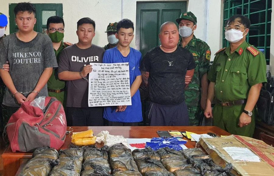 Các nghi phạm cùng tang vật 174.000 viên ma túy. Ảnh CTV