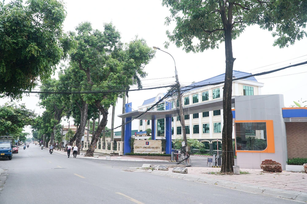 Tổng kho xăng dầu Đức Giang, số 26 phố Đức Giang, phường Đức Giang, quận Long Biên bị đề xuất di dời 159.351 m2 trong tổng số 189.256 m2 đất của công ty xăng dầu khu vực 1.