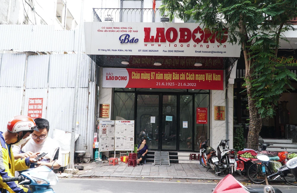 Trụ sở báo Lao Động, số 51 Hàng Bồ, quận Hoàn Kiếm cũng nằm trong danh sách di dời theo đề xuất. UBND TP Hà Nội cho biết, đề xuất trên nhằm thực hiện chủ trương di dời các cơ sở nhà, đất phải di dời do không phù hợp quy hoạch trên địa bàn thành phố, căn cứ Điểm b Khoản 1 Điều 21 mục 2 Nghị định số 167/2017/NĐ-CP ngày 31/12/2017 của Chính phủ về sắp xếp lại, xử lý tài sản công.