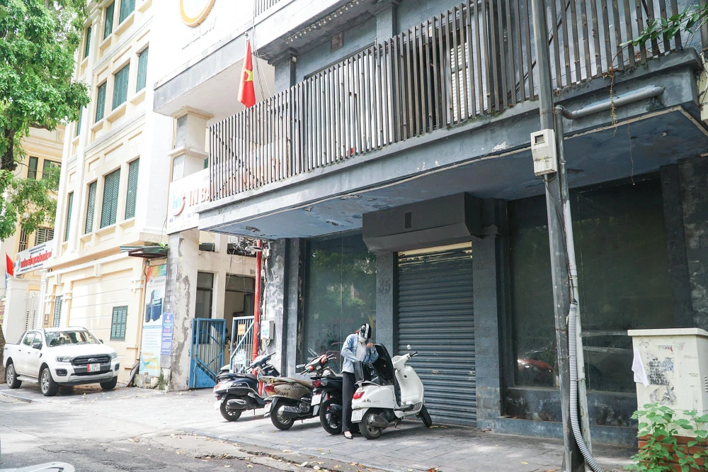 Một quán cafe thuộc phần đất của Công ty TNHH MTV In báo Hà Nội Mới, số 35 Nhà Chung, quận Hoàn Kiếm cũng đã đóng cửa để trả lại mặt bằng.