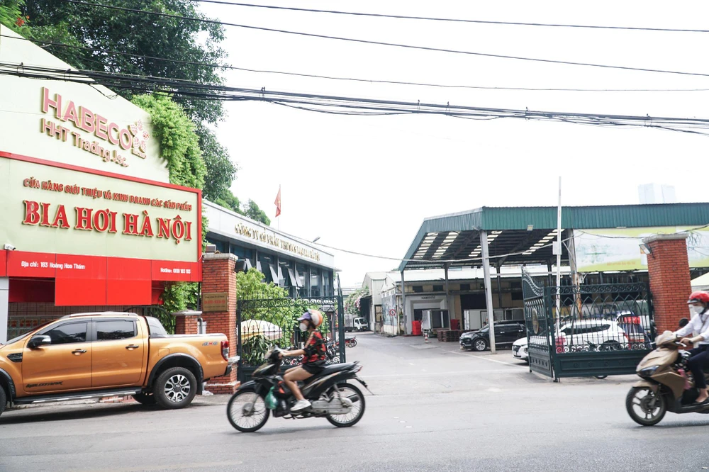 Nhà máy bia Hà Nội với hơn 52.000 m2 tại số 183 đường Hoàng Hoa Thám, phường Ngọc Hà, quận Ba Đình. Hoạt động sản xuất của nhà máy được coi là không phù hợp ở khu vực có nhiều người dân sinh sống và làm việc. Theo quy hoạch chung xây dựng Thủ đô, nơi này sẽ trở thành đất hỗn hợp, công cộng, cây xanh, nhà ở và bãi đỗ xe.