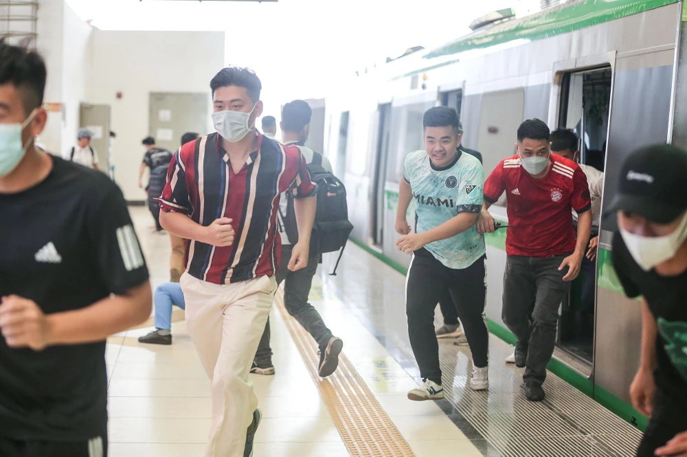 Do lượng xăng, dầu, còn khoảng 30 lít, diện tích của đám cháy khoảng trên 50m2, nên nguy cơ có thể sẽ phát triển thành đám cháy lớn, phức tạp. Tại đây, hành khách nhanh chóng chạy khỏi khoang tàu.