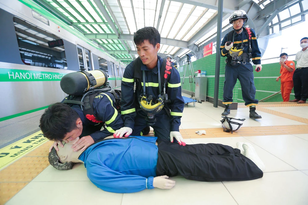 Những nạn nhân ngừng thở tạm thời nhưng mạch vẫn còn đập được lực lượng PCCC nhanh chóng sơ cứu tại chỗ như hô hấp nhân tạo và ép tim ngoài lồng ngực.