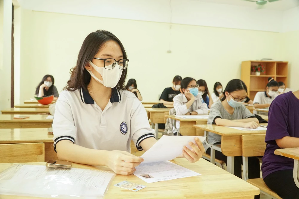 Thí sinh làm thủ tục dự thi tốt nghiệp THPT 2022 ở Hà Nội. Ảnh PHI HÙNG