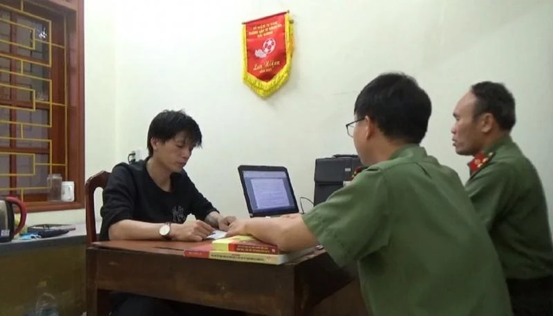 Công an tỉnh Hải Dương đang lấy lời khai của nghi phạm. Ảnh CTV