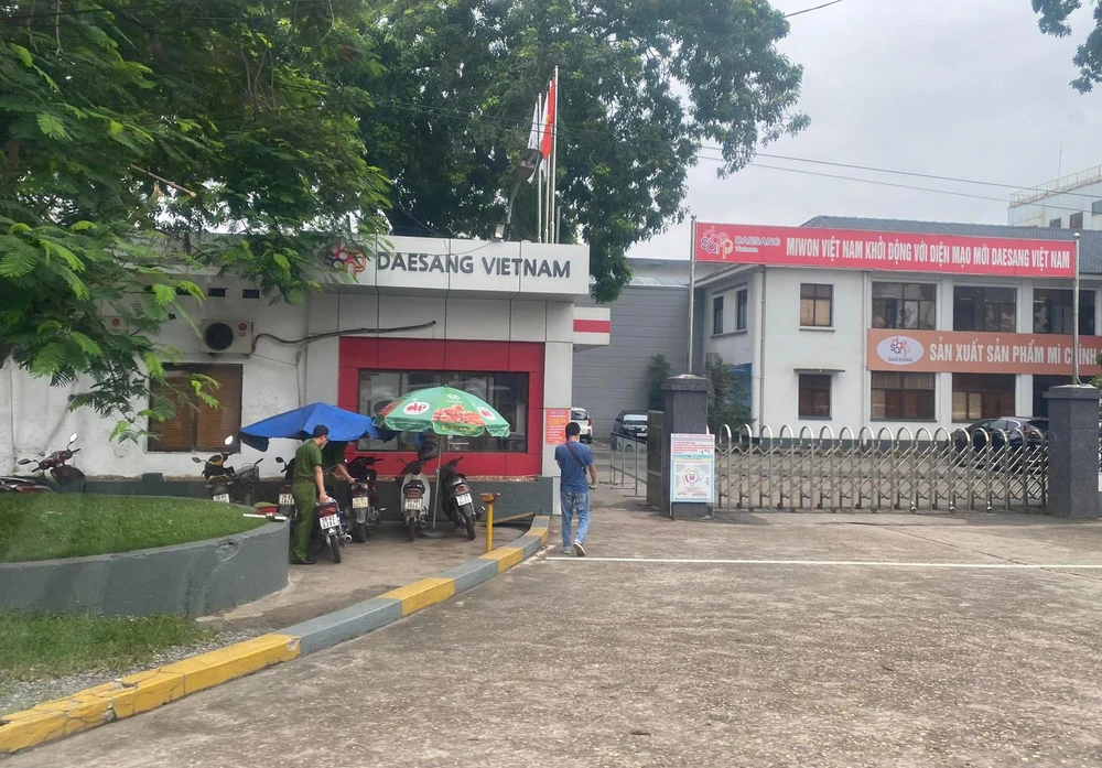 Cổng vào Công ty TNHH Miwon sáng nay. Ảnh PHI HÙNG