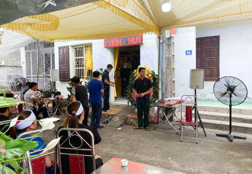 Ai nấy cũng đều bàng hoàng trước sự ra đi đột ngột của anh V. Ảnh: PHI HÙNG