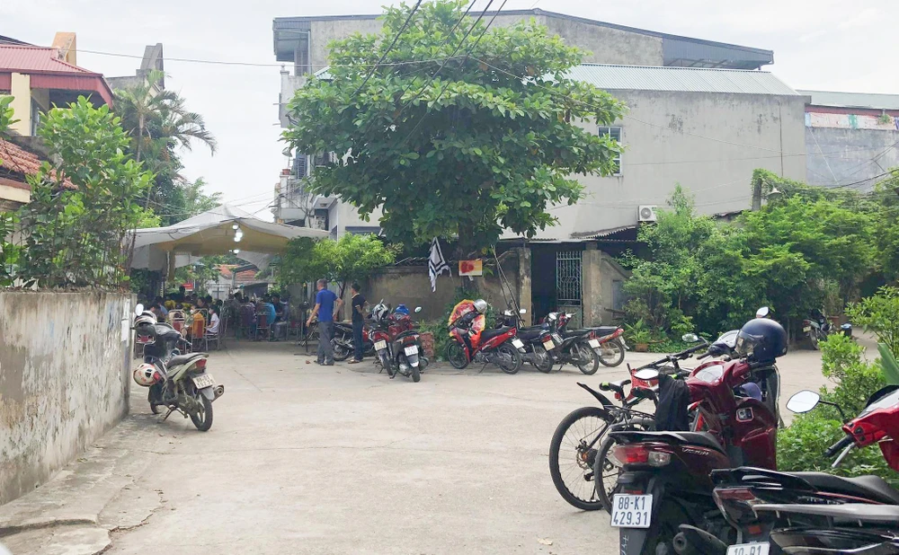 Lối vào gia đình nhà anh V, nhiều người thân, hàng xóm tới tiễn đưa anh lần cuối. Ảnh: PHI HÙNG