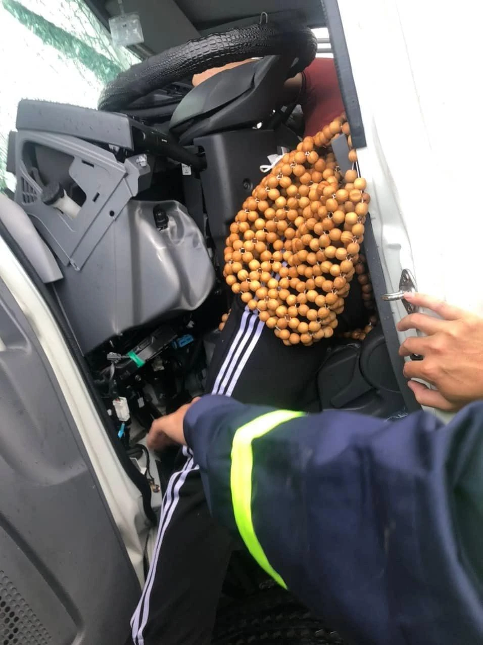 Tài xế bị mắc kẹt bên trong cabin phải nhờ đến lực lượng cứu hộ giải cứu. Ảnh: CTV