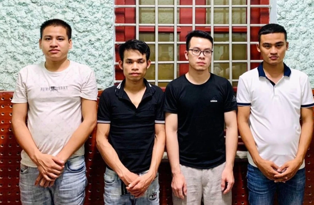 Các đối tượng làm giả tài liệu của cơ quan, tổ chức bị Công an huyện Hiệp Hòa bắt giữ. Ảnh CACC Các đối tượng làm giả tài liệu của cơ quan, tổ chức bị Công an huyện Hiệp Hòa bắt giữ. Ảnh CACC