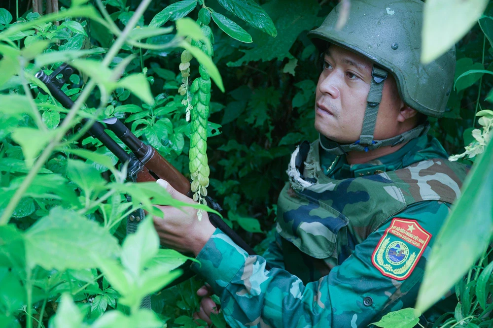 Hình ảnh lực lượng đặc nhiệm đấu tranh phòng, chống ma túy Bộ đội Biên phòng Sơn La mật phục đánh bắt đối tượng mua bán, vận chuyển ma túy qua biên giới.