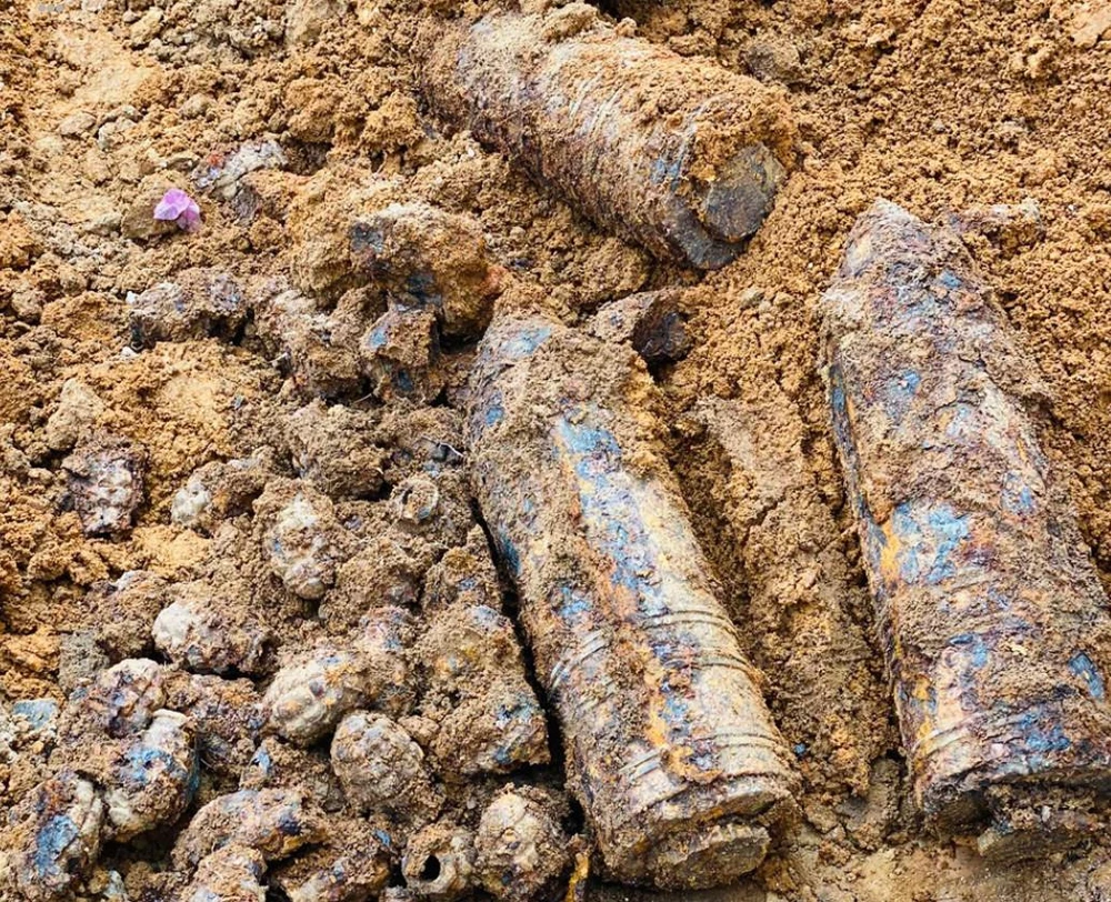 Các đầu đạn và vỏ lựu đạn được phát hiện trong khi đào móng nhà. Ảnh: CACC