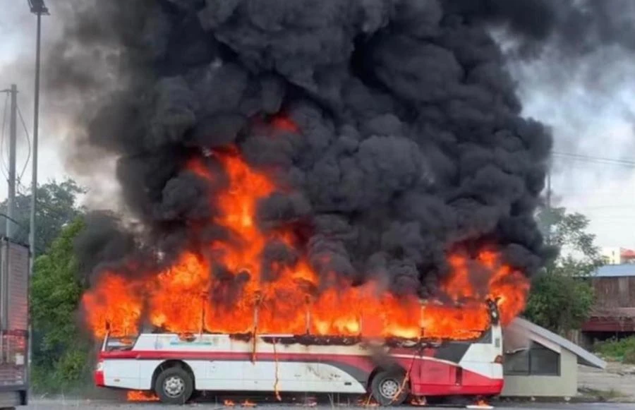 Hình ảnh chiếc xe khách bốc cháy dữ dỗi trong phút chốc. Ảnh CTV