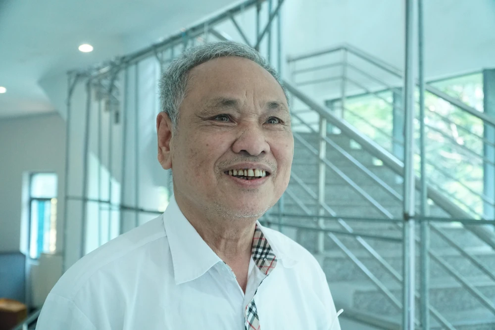 Cụ Kỳ không giấu được niềm vui sau khi nhận được giải thưởng “Gương lao động và học tập”. Ảnh PHI HÙNG