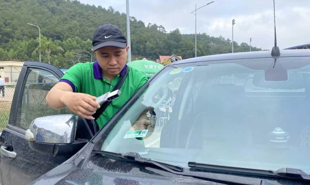 Nhân viên dán thẻ ETC tại Trạm thu phí Việt Hưng, Cao tốc Hạ Long - Vân Đồn. Ảnh: ĐỖ PHƯƠNG