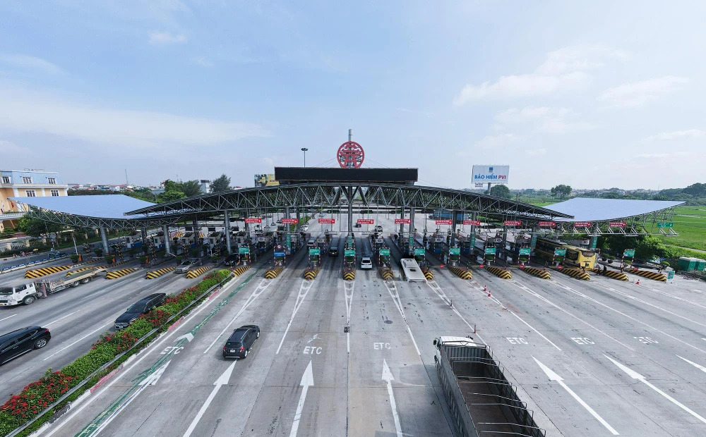 Còn theo ghi nhận tại trạm thu phí phí Pháp Vân – Cầu Giẽ vào sáng ngày 31-7, lượng phương tiện tham gia giao thông khá thông thoáng sau khi áp dụng phương thức này.