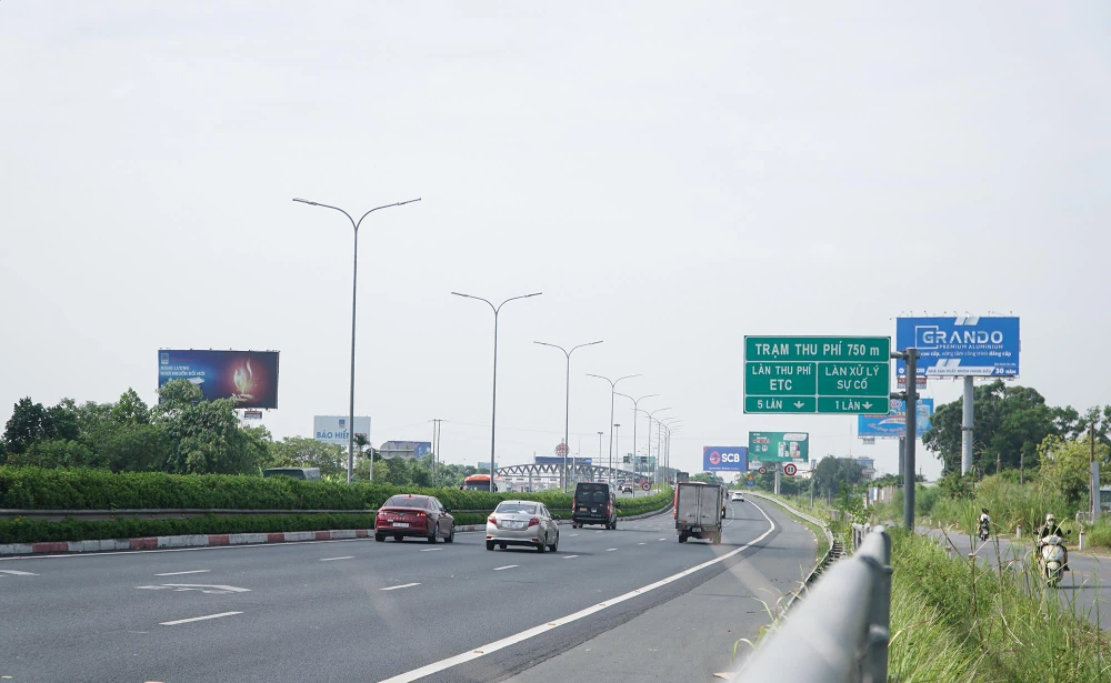 Cách trạm thu phí gần 1 km, một biển báo cỡ lớn hướng dẫn phân làn các phương tiện. Theo đó, có 5 làn xe dành cho thu phí ETC. Chỉ có một làn duy nhất dành cho xử lý sự cố và thu phí theo phương thức thủ công.