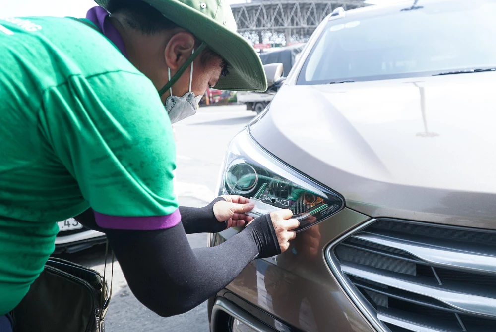 Sau khi đủ các yêu cầu trên, nhân viên sẽ dán thẻ vào vị trí đèn hoặc kính của xe, rồi hướng dẫn cho người dân cài đặt ứng dụng, cách chuyển tiền thanh toán phí... Quá trình trên chỉ mất 2 - 3 phút/xe.