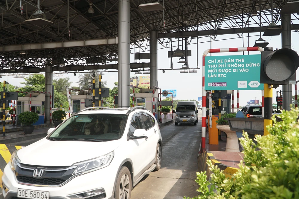 Các xe chỉ mất vài giây nhanh chóng đi qua trạm soát vé, không còn cảnh bị chặn lại bởi hàng barie.