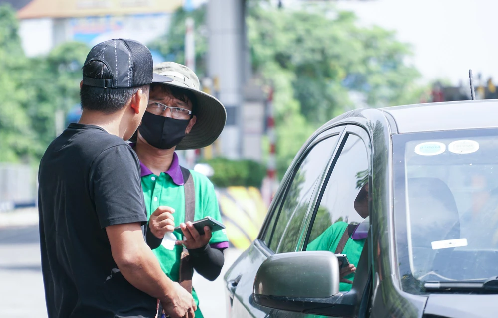 Các nhân viên VETC hướng dẫn nhiệt tình cho khách hàng khi dán thẻ. Để tiến hành dán thẻ ETC, khách hàng sẽ phải xuất trình các loại giấy tờ như đăng ký, đăng kiểm; căn cước công dân, giấy phép lái xe.