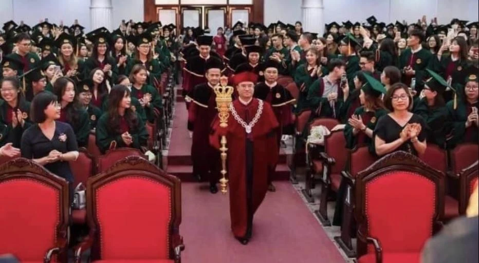 Hình ảnh PGS.TS Nguyễn Trúc Lê cầm quyền trượng trong lễ trao bằng tốt nghiệp tối hôm 29-7. Ảnh FB nhà trường.