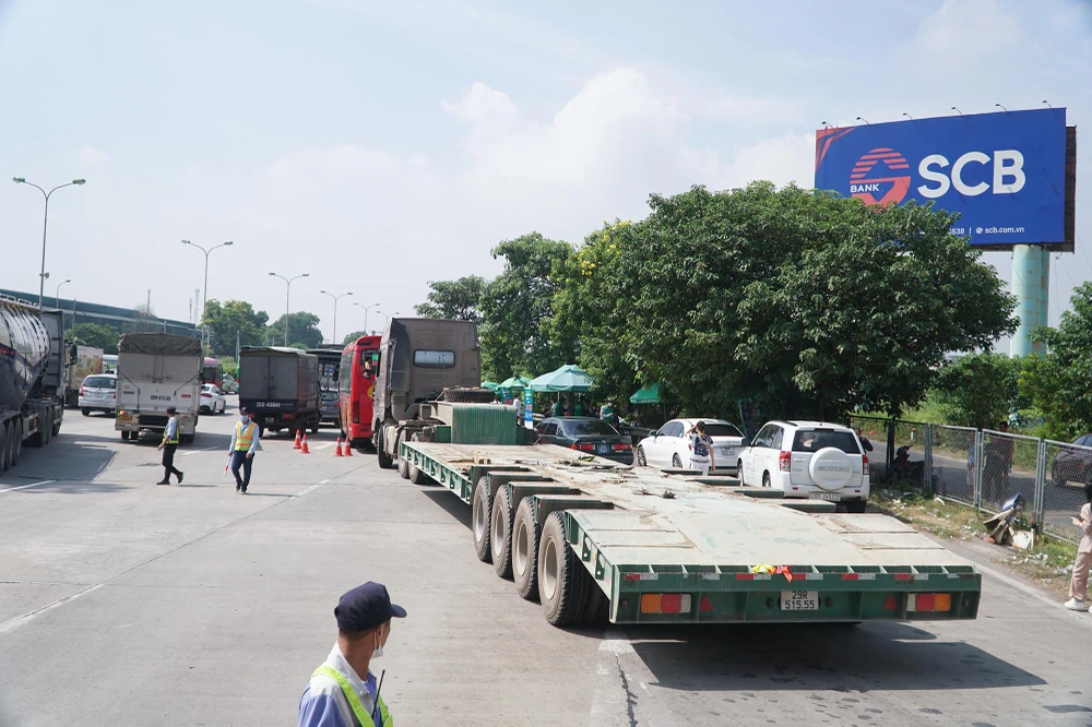 Tương tự, tại khu vực dán thẻ ETC ở Trạm thu phí Pháp Vân - Cầu Giẽ nhiều phương tiện nối đuôi nhau để chờ tư vấn, xếp hàng để được tư vấn.