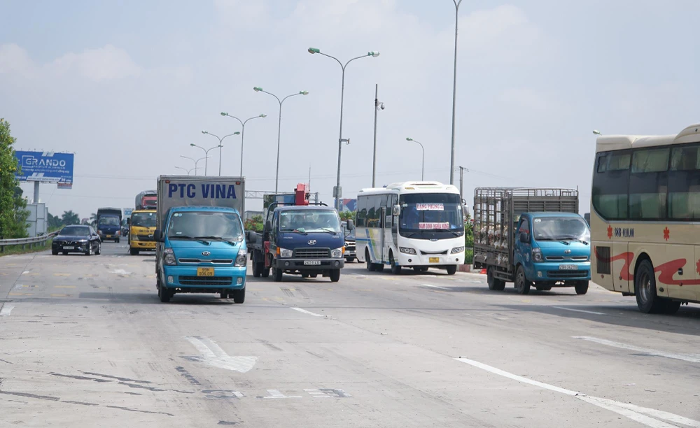 Có lúc các phương tiện di chuyển chậm khi đi qua trạm thu phí vì một số xe đi chưa đúng làn đường phải chuyển hướng sang làn đường khác.