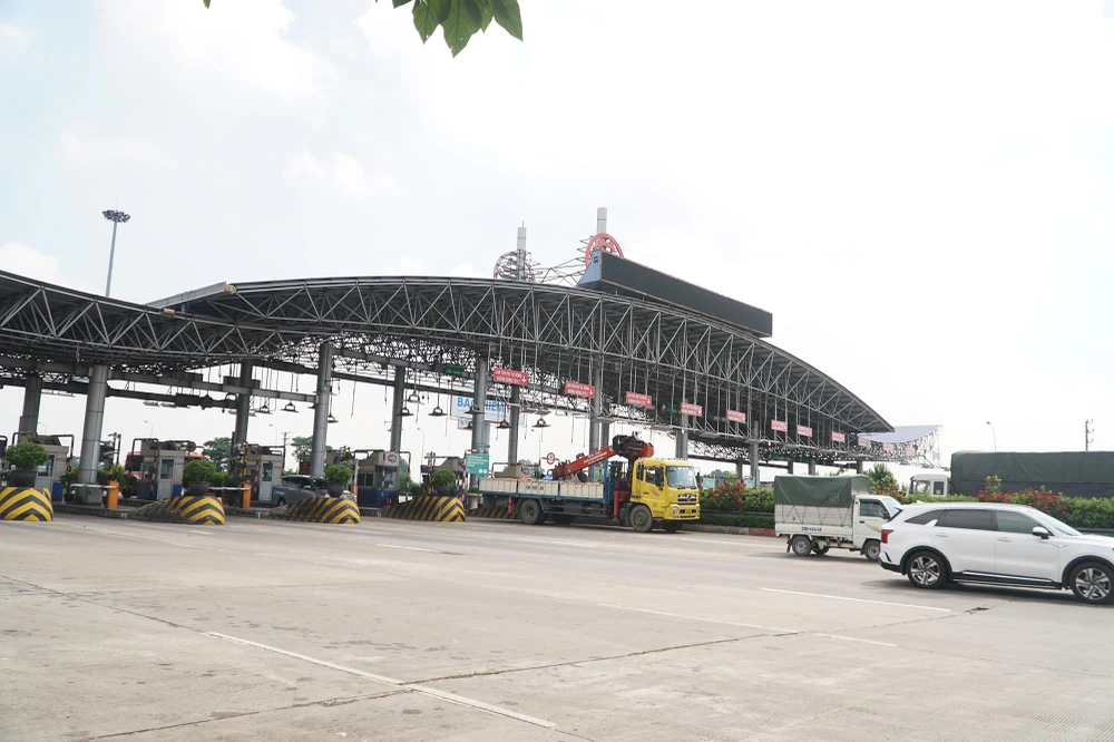 Anh Quốc Toản- Giám sát làm thẻ ETC tại cao tốc Pháp Vân – Cầu Giẽ chia sẻ, lượng người dán thẻ đã giảm 70% so với hôm qua. Tuy vậy, nhiều người thường đỗ lại để được hướng dẫn nạp tiền vào tài khoản hoặc đổi chủ tài khoản do mới mua lại xe.