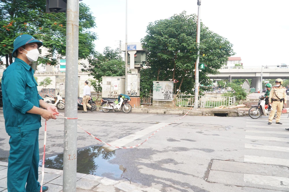 Ngay sau khi xuống hiện trường, lực lượng chức năng đã tiến hành phong tỏa hai bên đầu đường dẫn vào khu vực cháy để bảo đảm an toàn.
