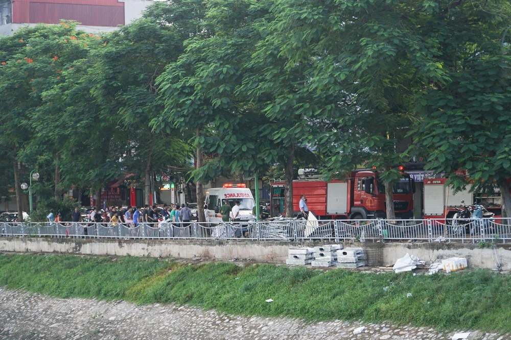 Xe cứu thương cũng được điều tới hiện trường.