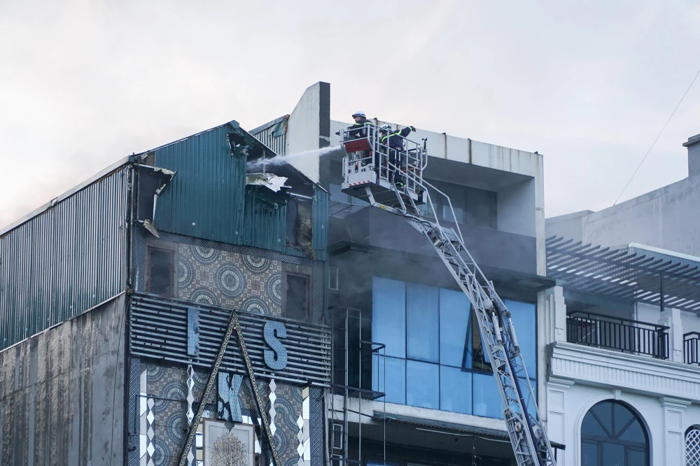 Lúc 18 giờ, lực lượng chức năng tiếp tục phun vòi làm mát phía bên trong, do khói vẫn âm ỉ bốc lên