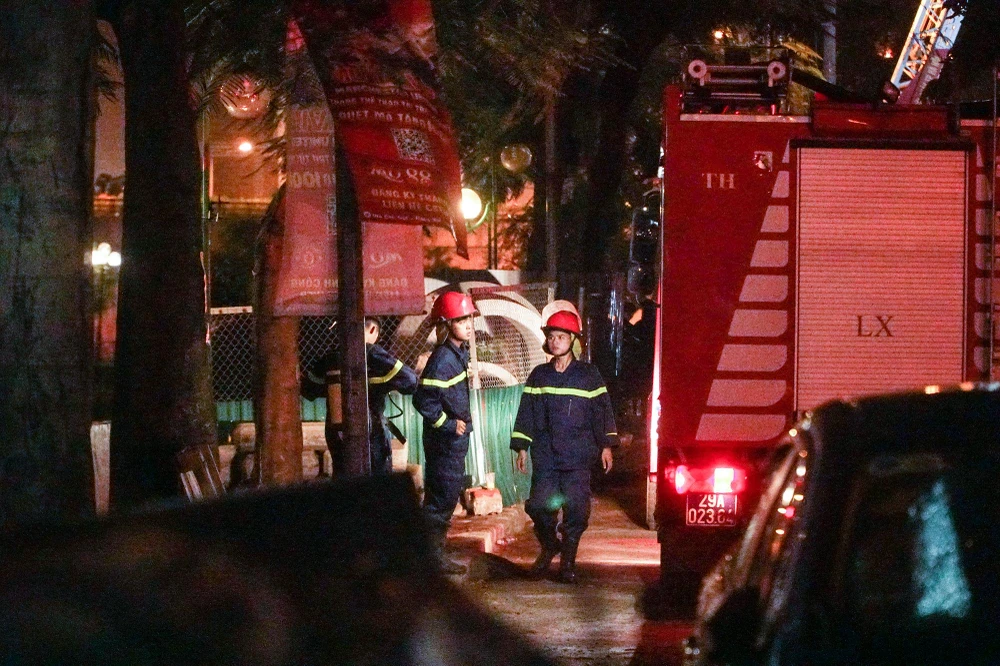 Xe cứu hỏa cùng các chiến sỹ PCCC vẫn được tăng cường tới hiện trường vụ cháy trong đêm. Ảnh PHI HÙNG