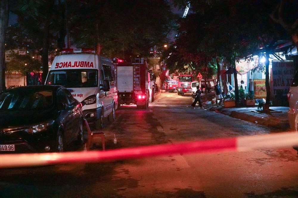 Đoạn đường đi qua khu vực đám cháy bị phong tỏa, bảo vệ nghiêm ngặt. Ảnh PHI HÙNG