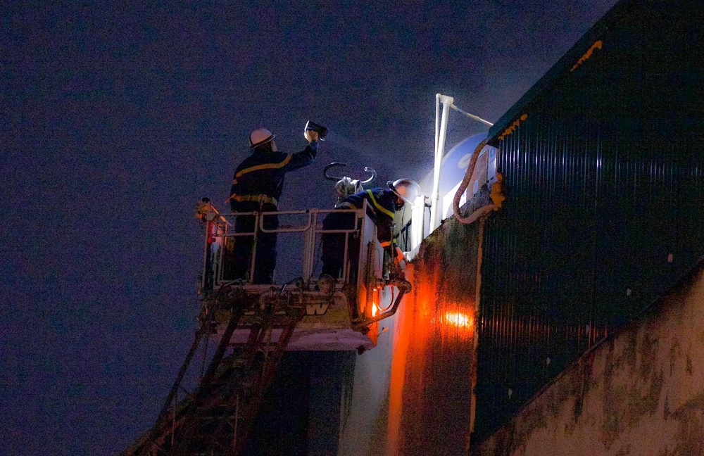 Nỗ lực tiếp cận vào bên trong của lực lượng PCCC. Ảnh PHI HÙNG