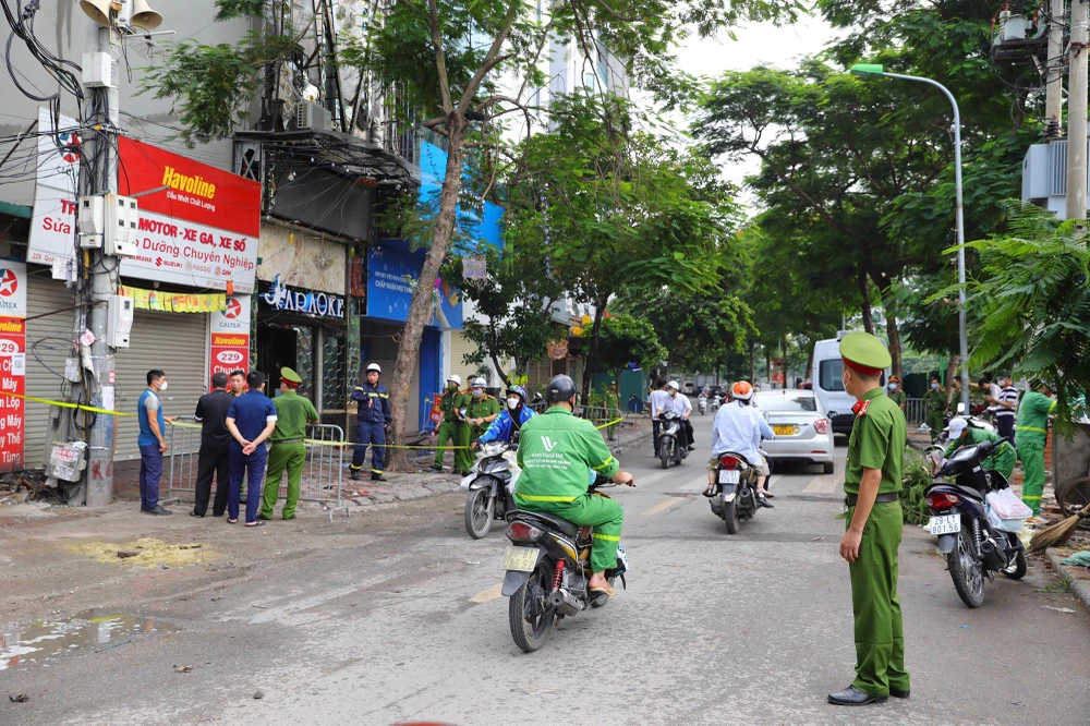 Sáng 2-8, lượng chức năng khám nghiệm hiện trường vụ cháy. Ảnh PHI HÙNG