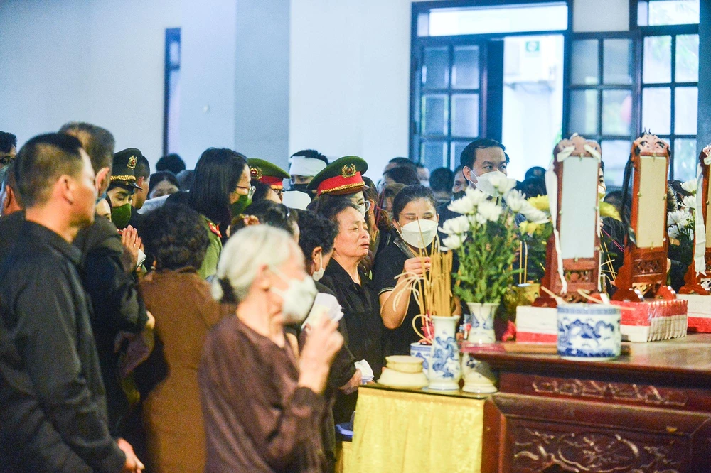 Những nén hương được thắp lên để tỏ lòng tiếc thương vô hạn đối với các chiến sĩ.