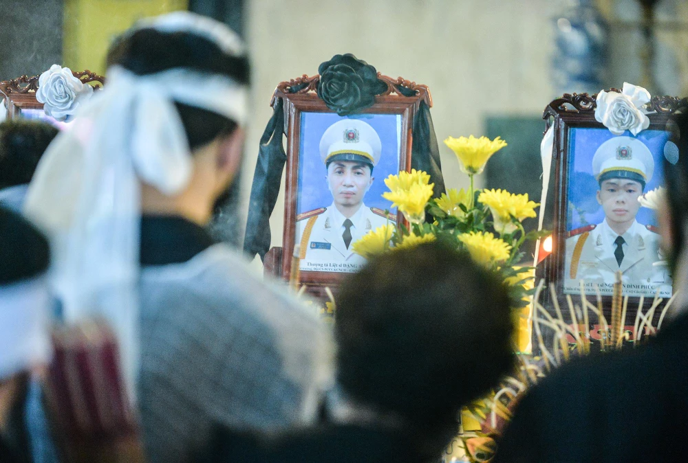 Trước đó, khoảng 13 giờ 30 ngày 1- 8, tại quán karaoke ISIS số 231 Quan Hoa, xảy ra vụ cháy. Trong quá trình chữa cháy, ba cán bộ, chiến sĩ Đội PCCC đã hy sinh.